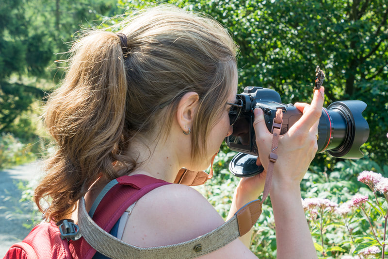 mit Kamera und Schmetterling auf Fotofang, im Harz 2019